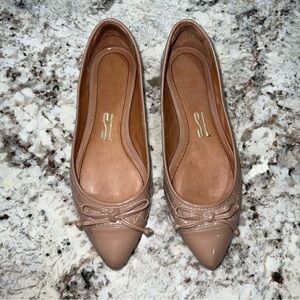 Stylish Tan Flats with Bow Detail